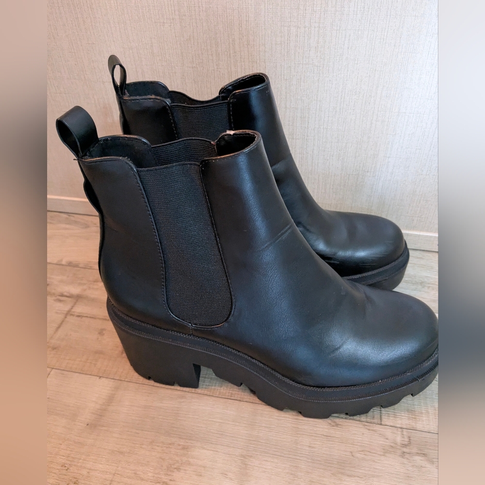 🏔️ Classic Black Slip-on Booties